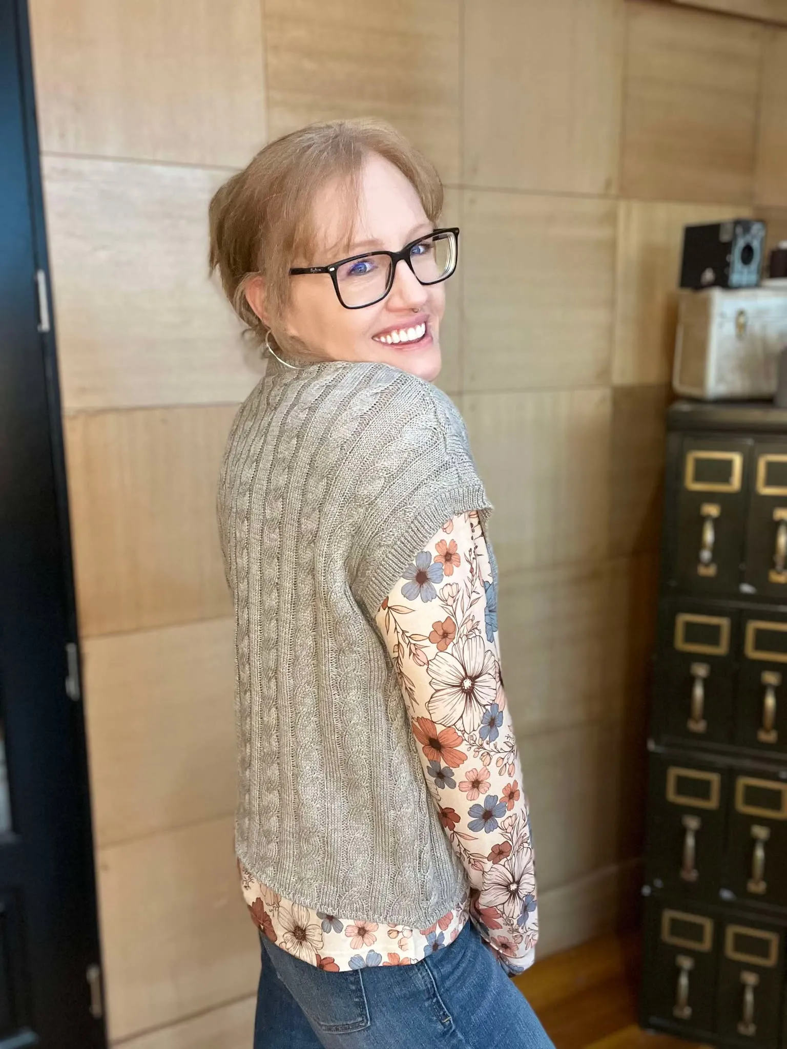 GRAY SHORT SLEEVE CABLE KNIT SWEATER
